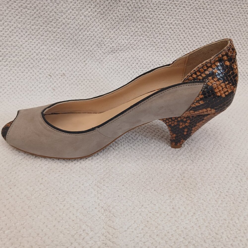 Classy pumps in beige and croco